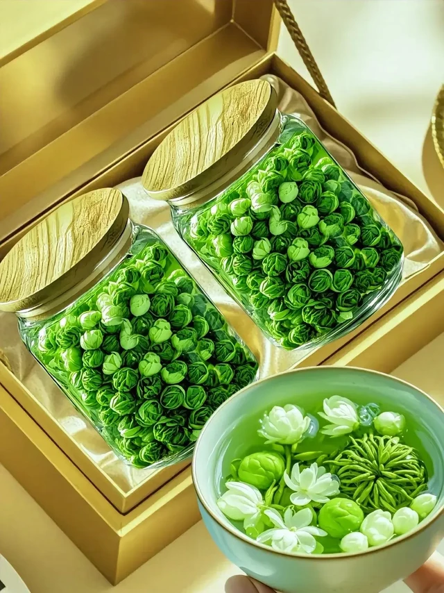 这个茉莉龙珠茶宛如一颗璀璨而独特的星辰，它将清新的茉莉与鲜嫩的茶芽精妙融合，每一颗圆润紧实，毫毛隐现，当热水轻触的瞬间，茶香与茉莉香相互交织，如灵动的乐章奏响。茶汤澄澈明亮，金黄中透着一抹温润的绿意。