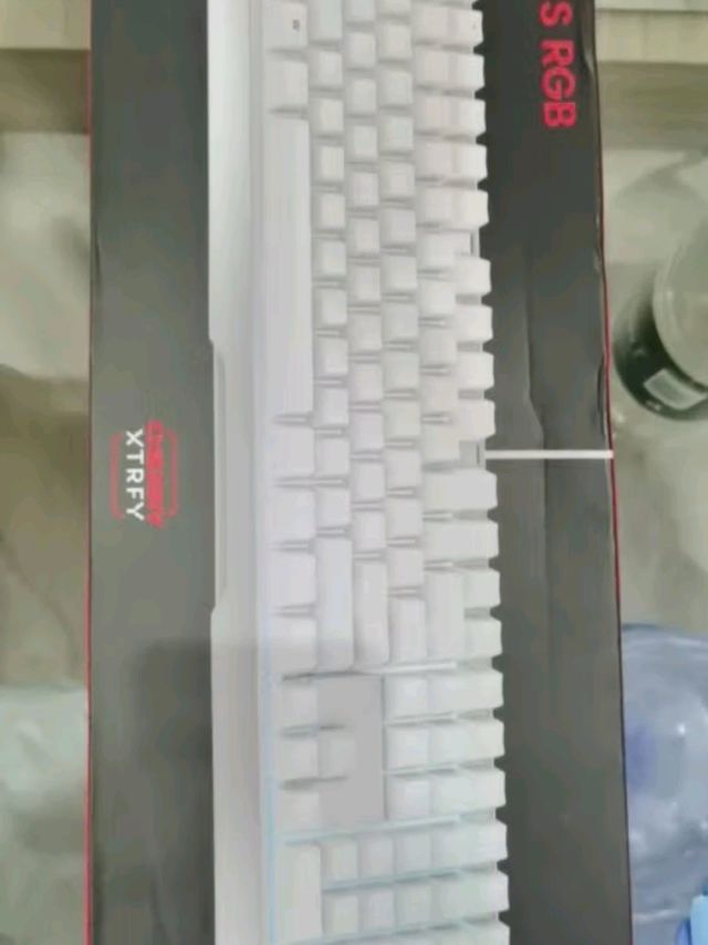 樱桃白色机械键盘茶轴，打游戏真爽