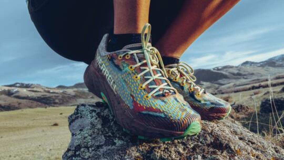 艺术与功能的完美融合:MERRELL联手蒙古艺术家Gawaa推出创新越野鞋