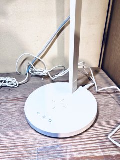 无印良品的可折叠 LED 无线充电式台灯，颜值真的很在线