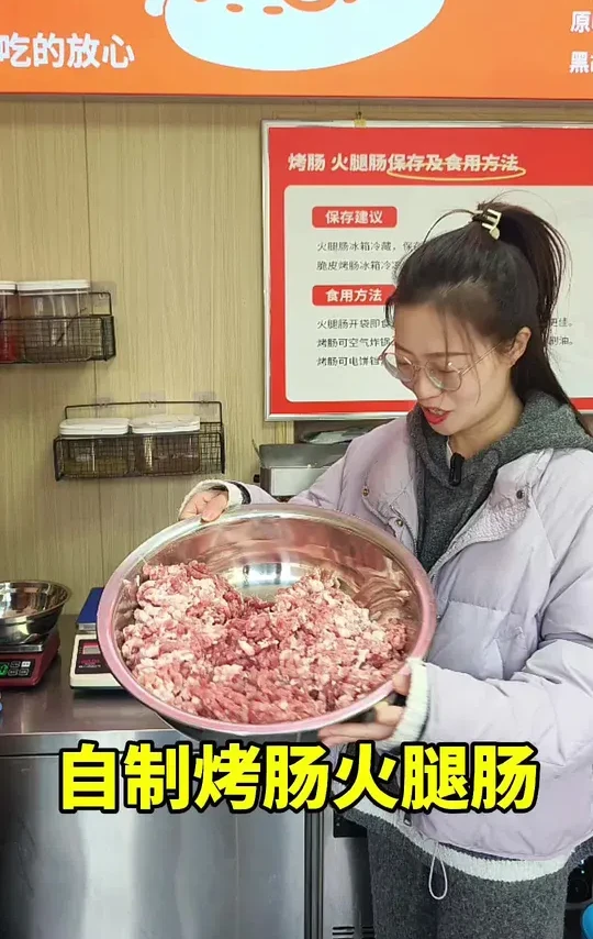 #洛阳 自己带肉做的烤肠火腿肠，纯纯纯肉肠，吃着好香~#自制烤肠 #省饭课代表 #火腿肠新吃法