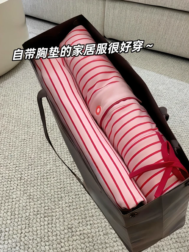 条纹控狂喜,韩系慵懒风睡衣套装/这款带胸垫睡衣家居服套装也太美了吧!这款衣服无论什么时候穿都很适合,无论是春、夏、秋、冬都很合适。是慵懒与优雅的完美融合,堪称家居服中的贴心之选。洗完澡不喜欢穿内衣的姐