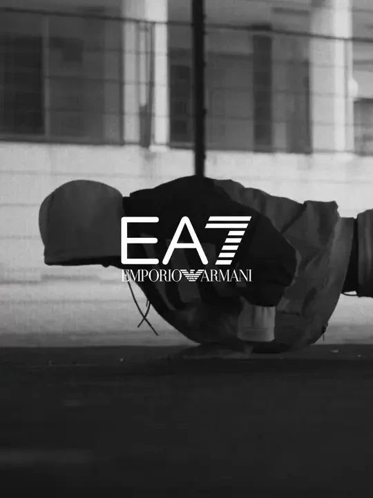 自信笃定，掌控主场，#EA7 #EmporioArmani 2025春夏系列，活力满盈，释放运动型格。