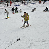 冰雪的乐趣，也要做好防护。