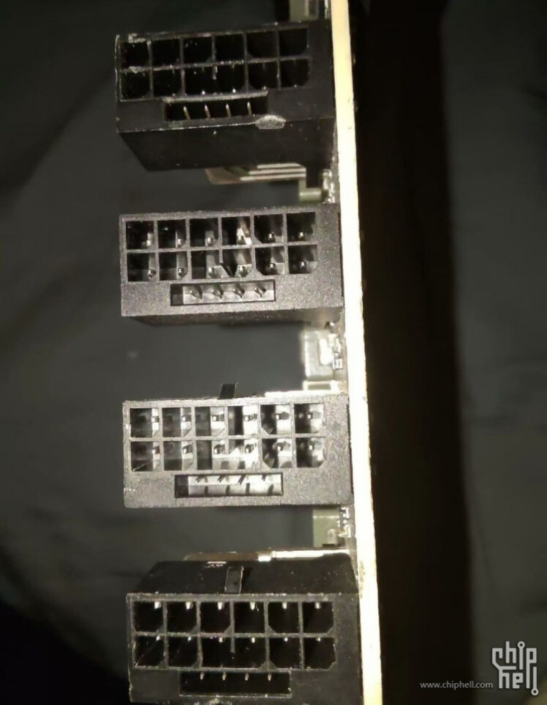 网传丨NVIDIA RTX 5090 原型卡居然多达4个16Pin 供电