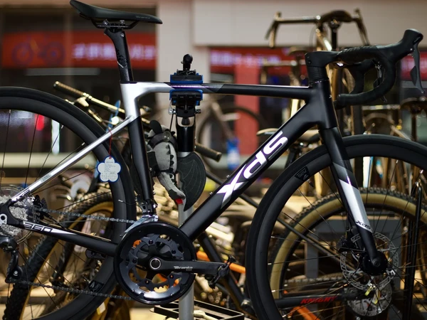 2024-RS360。24款喜德盛RS360：
车架：X6铝合金全隐藏式桶轴车架
21шF: Shimano Claris R2000
前叉：铝合金破风前叉
È ZE: Shimano Claris