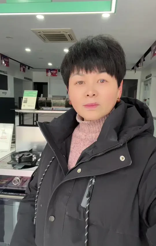 给我的客户送福利，购帅康集成灶带清洗功能免费送一次性油盒，地址沃德家具广场帅康直营店，我们服务始终如一，大家有燃气热水器和厨电问题可以咨询我，