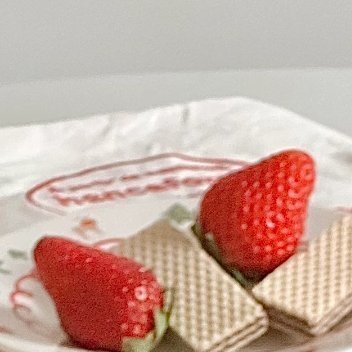 0900Home made｜自制榛子威化冰淇淋蛋糕🍓🍨超简单的蛋糕做法，有手就会！榛子威化饼干夹着千层雪冰淇淋🍨好看又好吃૮₍ ˊᗜˋ₎ა-准备食材：榛子威化饼干｜千层雪冰淇淋｜奶油｜草莓-1️⃣威化