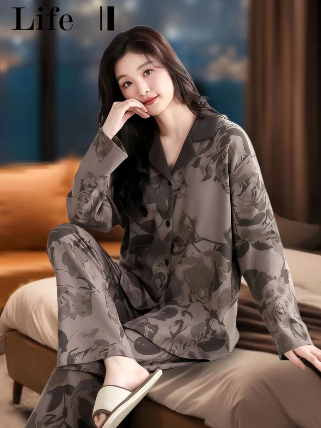 姐妹们，忙碌了一天，你是否渴望着能尽快回到家中，换上一身柔软舒适的睡衣，让自己彻底放松下来？帕兰朵女士春秋季纯棉长袖家居服套装，正是你所需要的贴心之选。这款家居服采用全棉材质，柔软亲肤，就像春日里的微