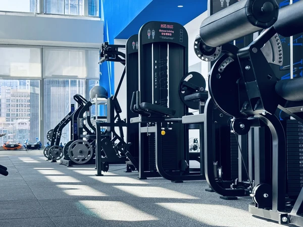 1%从来不会让大家失望！【高端健身空间 龙岗中心城全新启幕】
——云中心店诚邀您的体验

√ 专业器械保障
- 全套悍马力量区（50台进口设备）
- 独立女性私教专区（保障隐私与专注）
- 普拉提核心