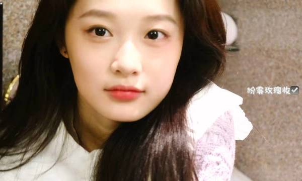 250207  李雨真Jenny / 𝑿𝑯𝑺更新「make up+礼盒开箱✨｜粉雾玫瑰妆分享🌷收到了一个礼盒～用它画了个妆容，我给它取名叫“粉雾玫瑰妆”显而易见就是都是粉粉的💗于是整个视频我也都剪得“