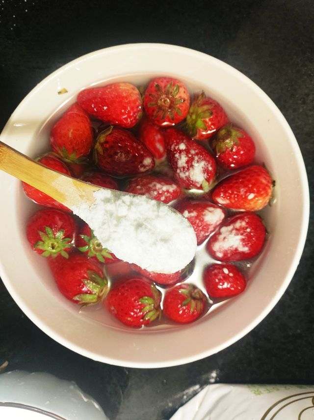 🍓🍓🍓草莓只用清水洗，根本洗不干净，教你一招，草莓洗得干净又放心！