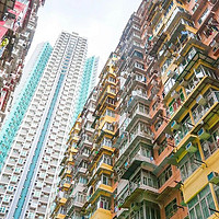 香港三口之家，蜗居在10㎡的小屋。网友：还向往大都市的生活吗？