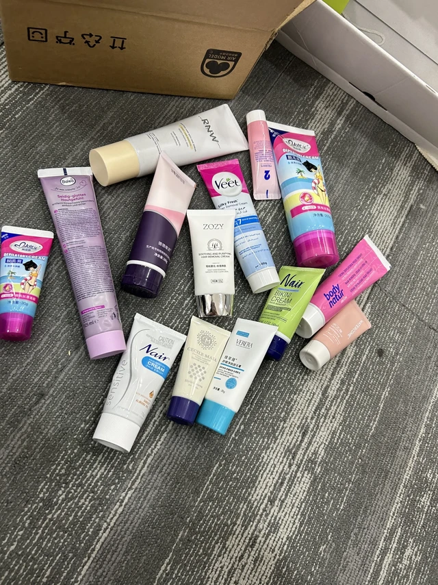 女人在晚上同时开12支脱毛膏....