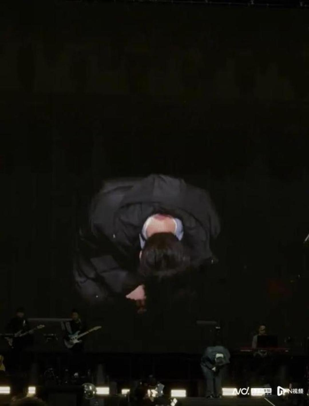 周深伦敦演唱会临时取消 粉丝含泪喊“健康第一”送祝福