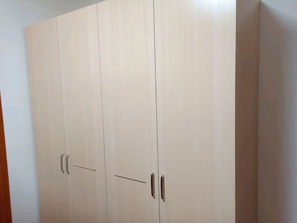 全友家居现代简约平开门衣柜：打造优雅舒适的卧室空间