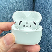 腿上开箱国补版airpods4