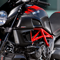 杜卡迪Diavel Carbon，1198cc高速巡航摩托车