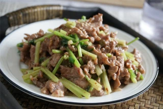 家常菜推荐-芹菜炒牛肉