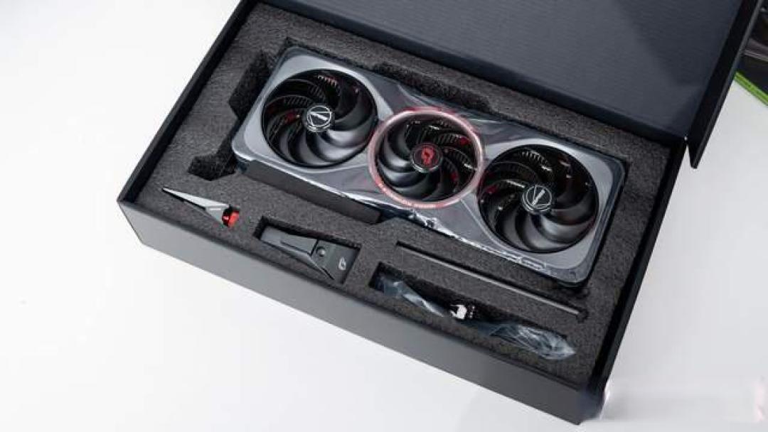 GIGABYTE RTX 5070 Ti 冰猎鹰：超级性能与昂贵价格的权衡