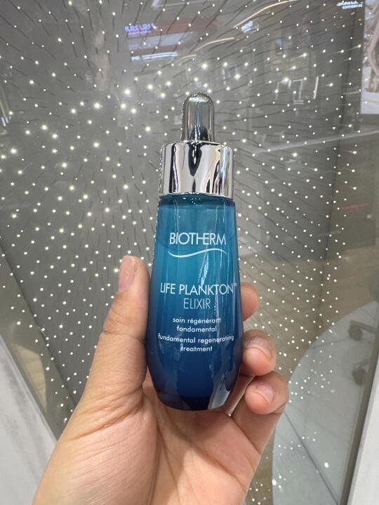 碧欧泉冻龄小蓝瓶到货啦
它是欧洲市场排名第一的抗老精华，可以分皮层修护肌肤，强韧肌肤屏障，里面含有的益生菌发酵物可以协同其他成分加倍起到作用，比如里面的VC糖苷，可以通过基底膜带间接促进真皮层的胶原带