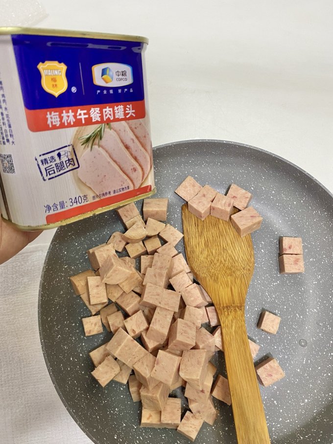 存放快3年的梅林午餐肉罐头开罐实吃体验