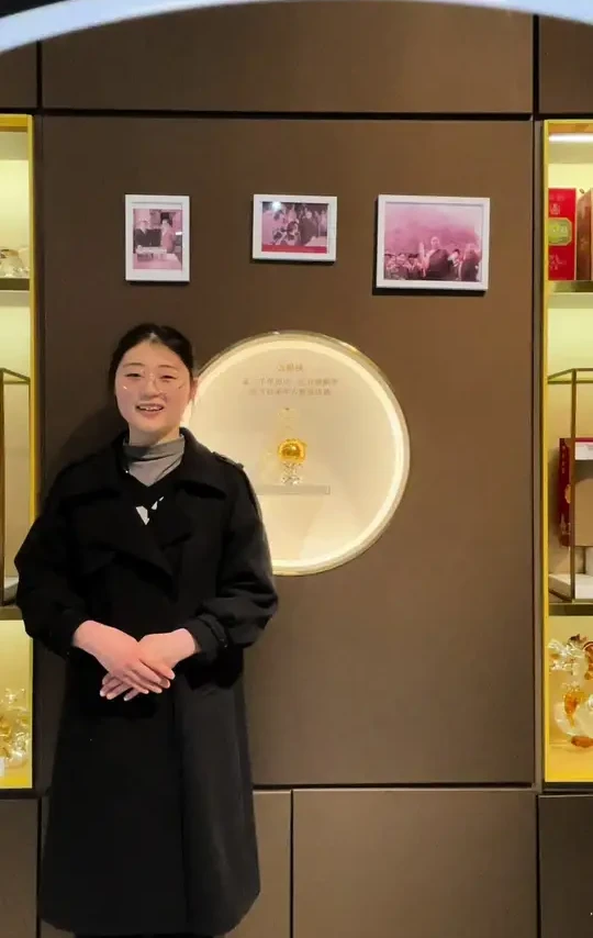 五粮液·五福蛇 
循天地人和 
环福运相伴 
祈时来运转 
愿长长久久
