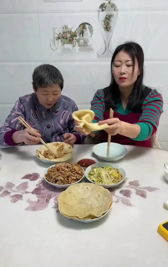 过年大鱼大肉的都吃够了，老妈想吃点卷饼，#利仁和面机 #抖音美食推荐官 #美食分享 #爱生活爱美食 #家常卷饼做法