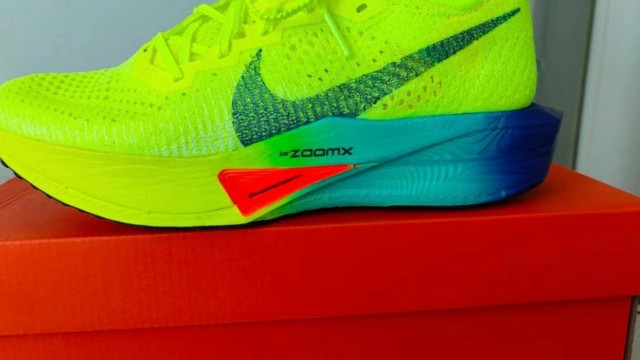 选择 Nike Vaporfly 3，与速度同行，挑战自我，突破极限。