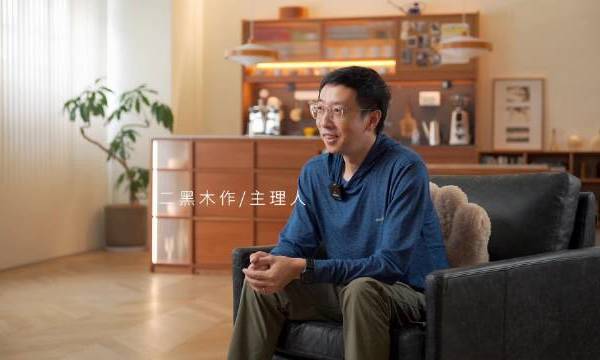 十一年前怀揣着“做给朋友的家具”的初心二黑木作寄出了第一件产品我们相信实木的温润与鲜活的生命力是其他材料无法替代的坚持用最好的木材人工挑选每一块木纹用心设计每一个细节采用80%以上的手工工序制作希望你
