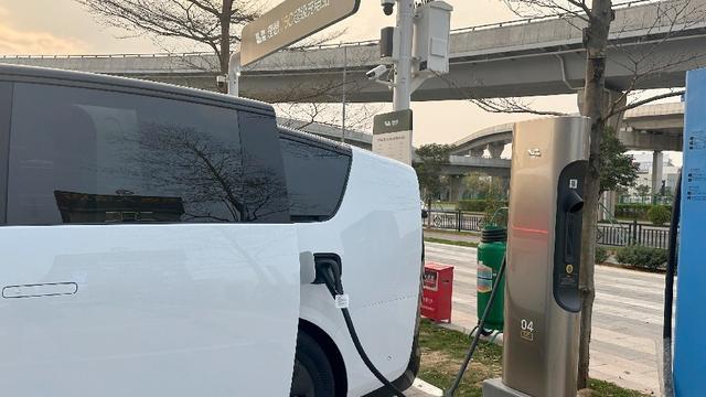 理想纯电i8首秀：12分钟充500km，38万起挑战Model X