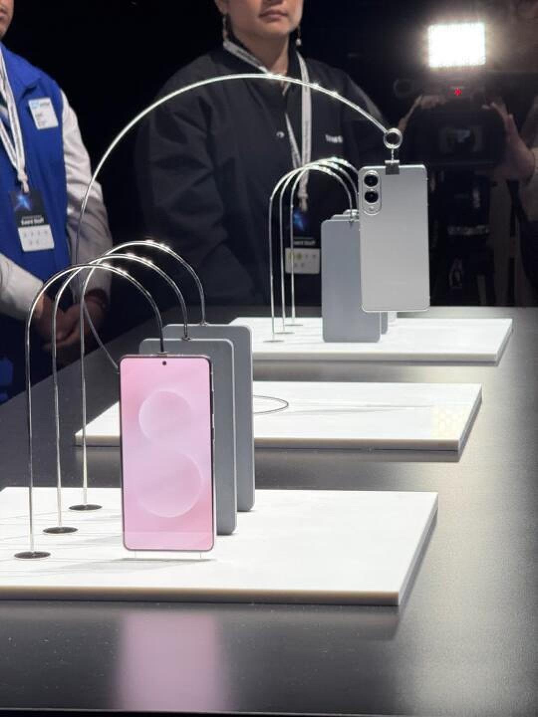 三星 Galaxy S25 Edge 震撼登场:首创陶瓷后盖引领轻薄新潮流