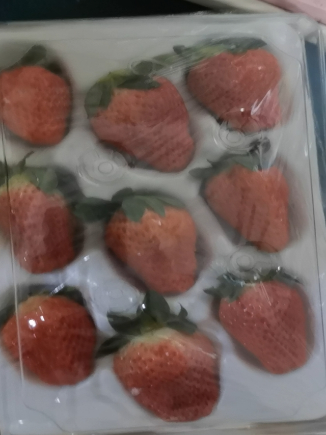 过年很大一部分开销都用在了买草莓上