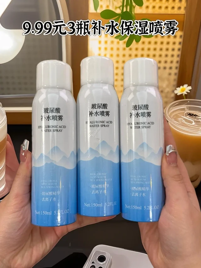 宝子们，别再傻傻花大价钱买补水喷雾啦！这款平价宝藏喷雾，绝对能颠覆你对补水的认知。它的补水效果堪称一绝，基础保湿一步到位，让肌肤时刻保持水润状态💦 喷雾超细腻，均匀覆盖在脸上，瞬间被肌肤吸收，完全没有
