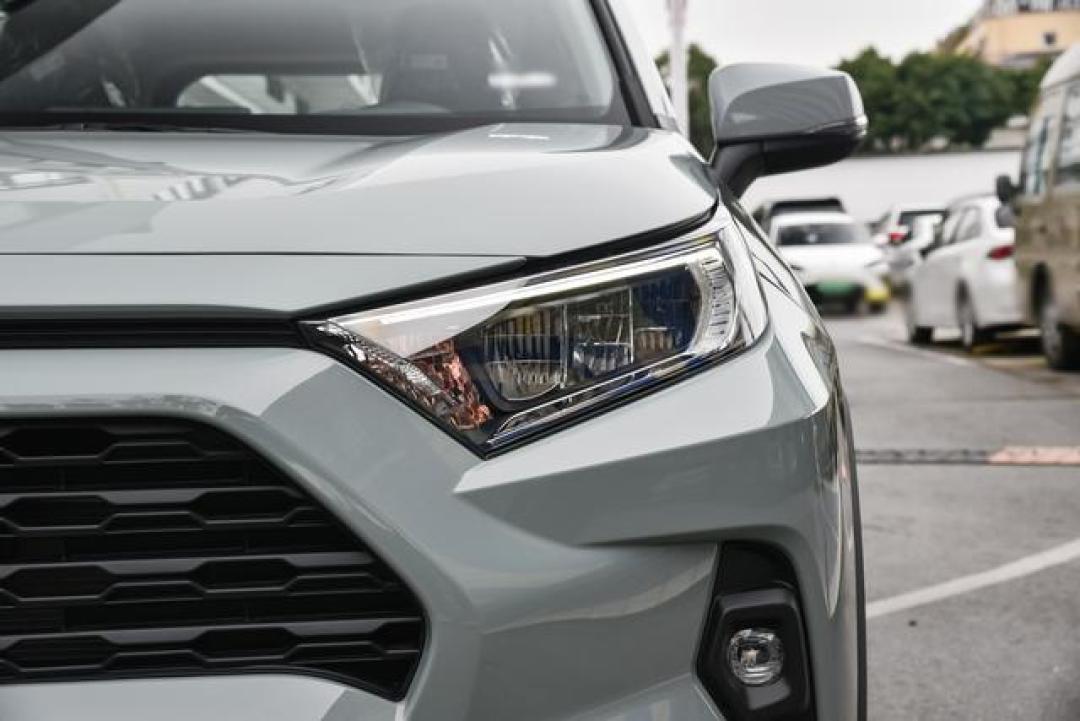十万级别的丰田RAV4荣放:实用性、经济性与舒适性的完美结合