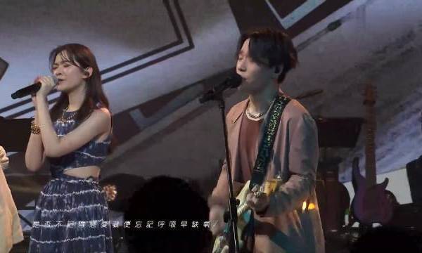 Cloud云浩影/ Pandora《披星戴月》live，新人女声翻唱又多了一版，尤其又是和摇滚乐队夹band，听得很爽！#我的饮歌live# 饮歌记的微博视频