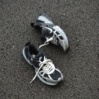 春日复古潮流：NIKE V2K RUN 黑银出街