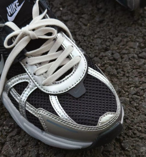 春日复古潮流：NIKE V2K RUN 黑银出街