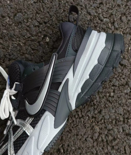 春日复古潮流：NIKE V2K RUN 黑银出街