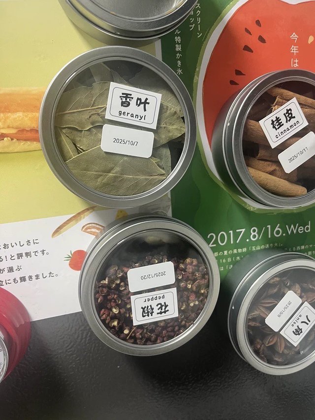还在为厨房的杂乱头疼吗？磁吸式调料罐绝对是救星！