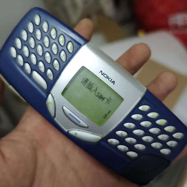 二十年前最时尚的手机不是大大的屏幕，而是满身的键盘