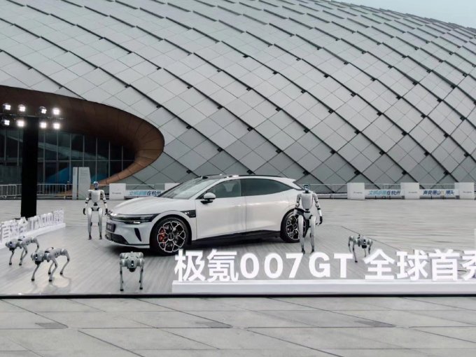 极氪中型车