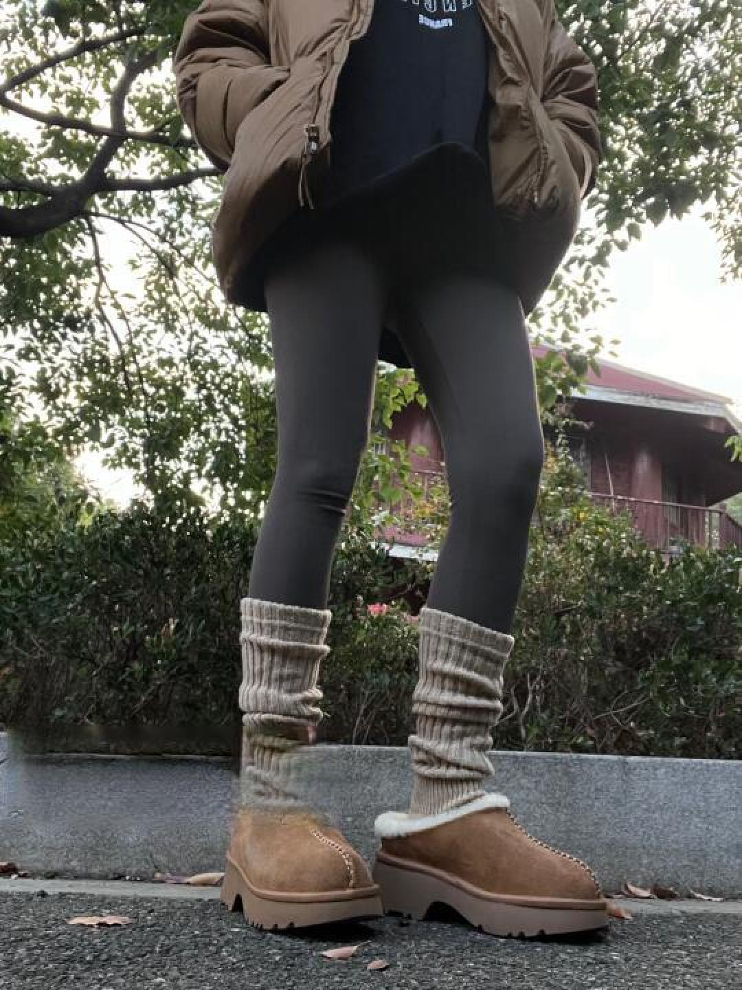 鲨鱼裤与袜套的时尚新宠:舒适且百搭的冬季穿搭选择