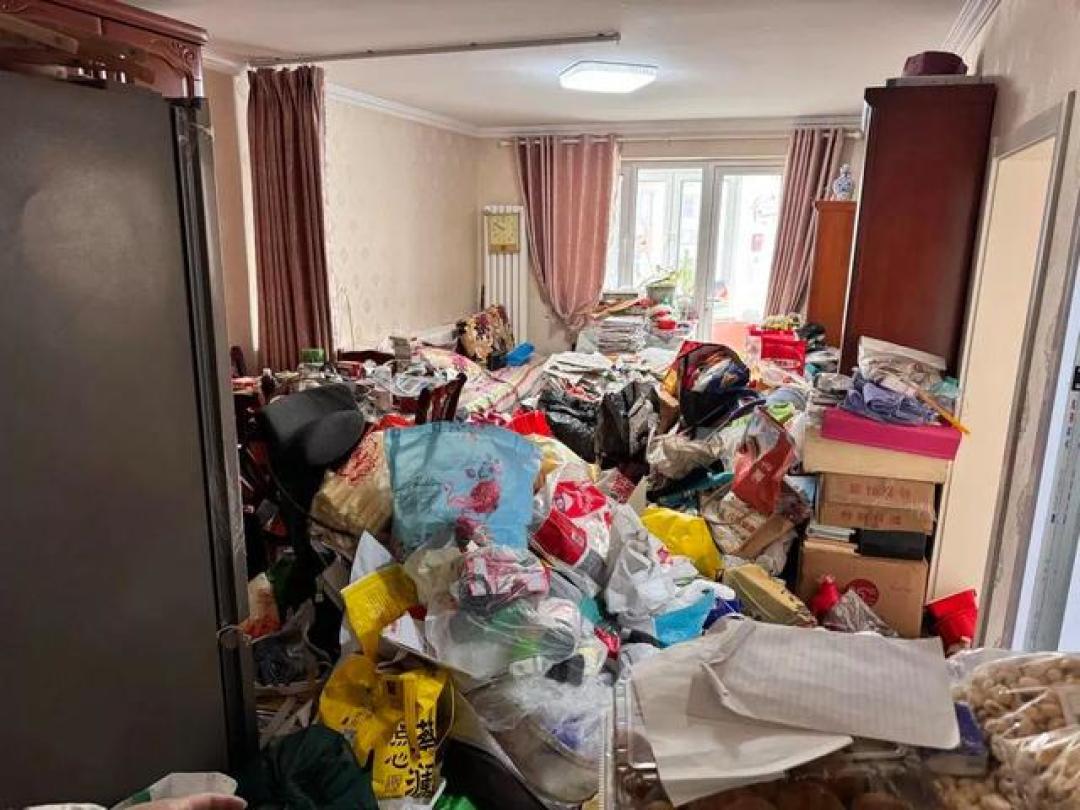 91岁独居老人月入9000却囤废品成山：孤独背后的心灵困境