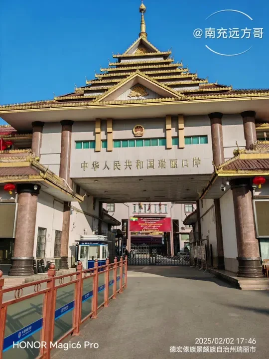 #瑞丽姐告国门 #中缅边境 #免税商品 #缅甸翡翠 #赌玉 2025年春节自驾游云南。
