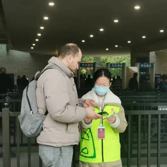 志愿者之声丨我与三星堆的青春续章寒假，这个本该被冬日慵懒阳光和家庭温馨包裹的时光，我却选择了一条不同寻常的道路——报名参加三星堆博物馆志愿服务活动。这不仅是一次简单的社会实践，更是一场跨越时空的青春对