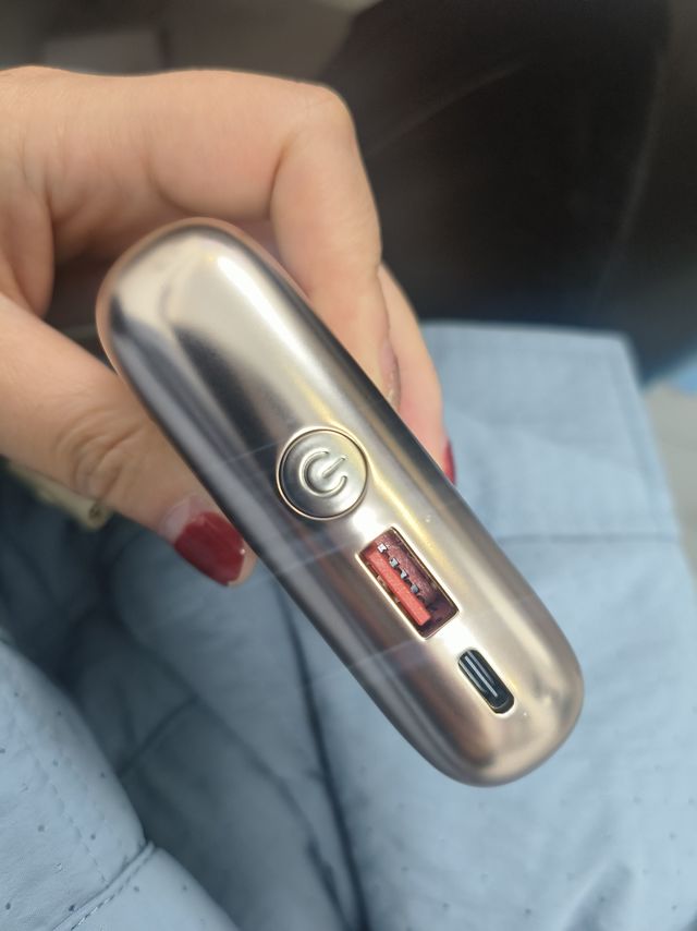 无敌使用且方便的幻响充电宝10000ma