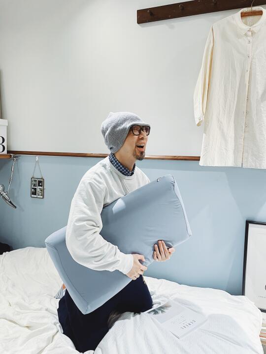 当我把床搬到了客厅里