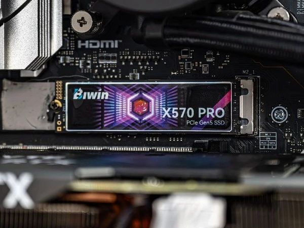 每秒14G传输!PCIe5.0硬盘原来这么强?!PCIe 5.0时代真的要来了!