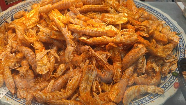 盒马鲜生熟食区，我的2025年第一只麻辣小龙虾